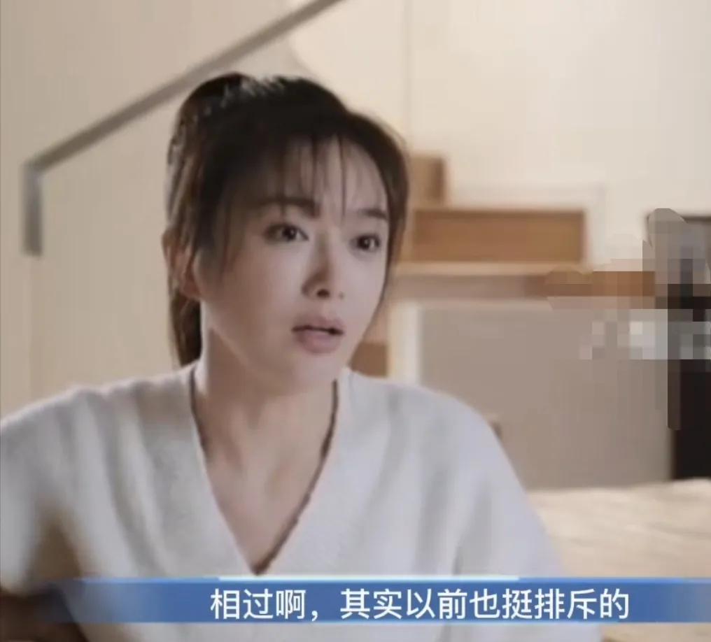 秦岚坦言以前排斥相亲，现在就当吃个饭，说：“相过亲其实以前挺排斥的，但后来就当吃