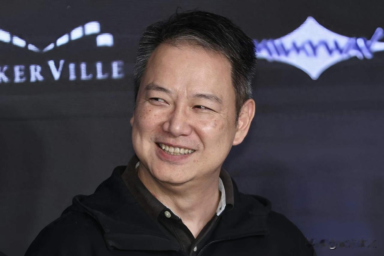 胖了，白发了，还站在大学讲台上教保险了。
昨天在ViuTV新剧宣传照里看到他，我