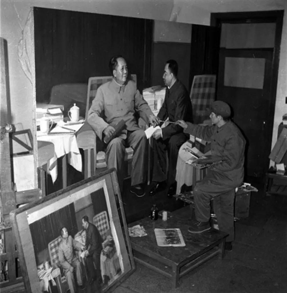 1977年创作油画《你办事、我放心》。照片中绘画者是作品的原作者之一彭彬（192