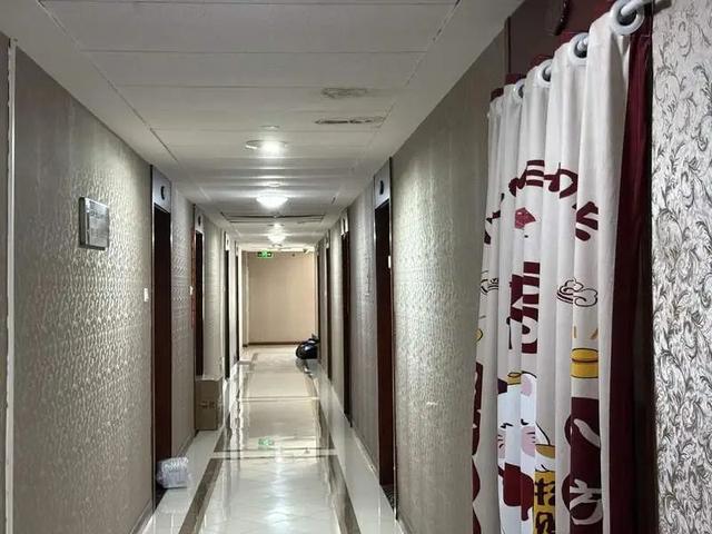 北京街头的共享单车算是被低俗小广告盯上了……