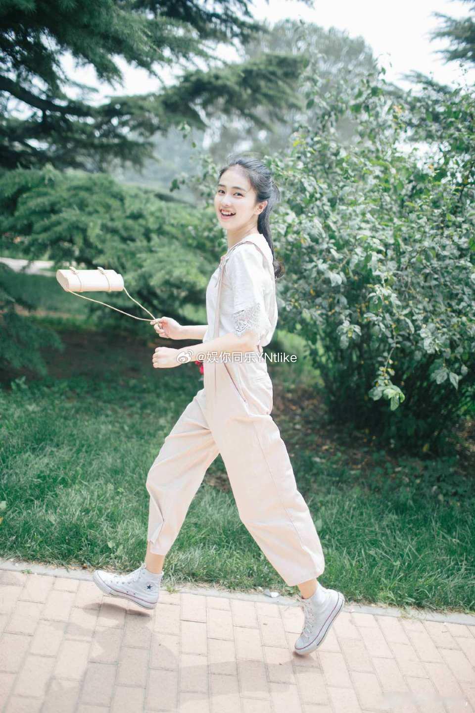 我现在才反应过来，15年超级喜欢叙旧家的一个模特居然是白鹿，买了她家好多衣服，当