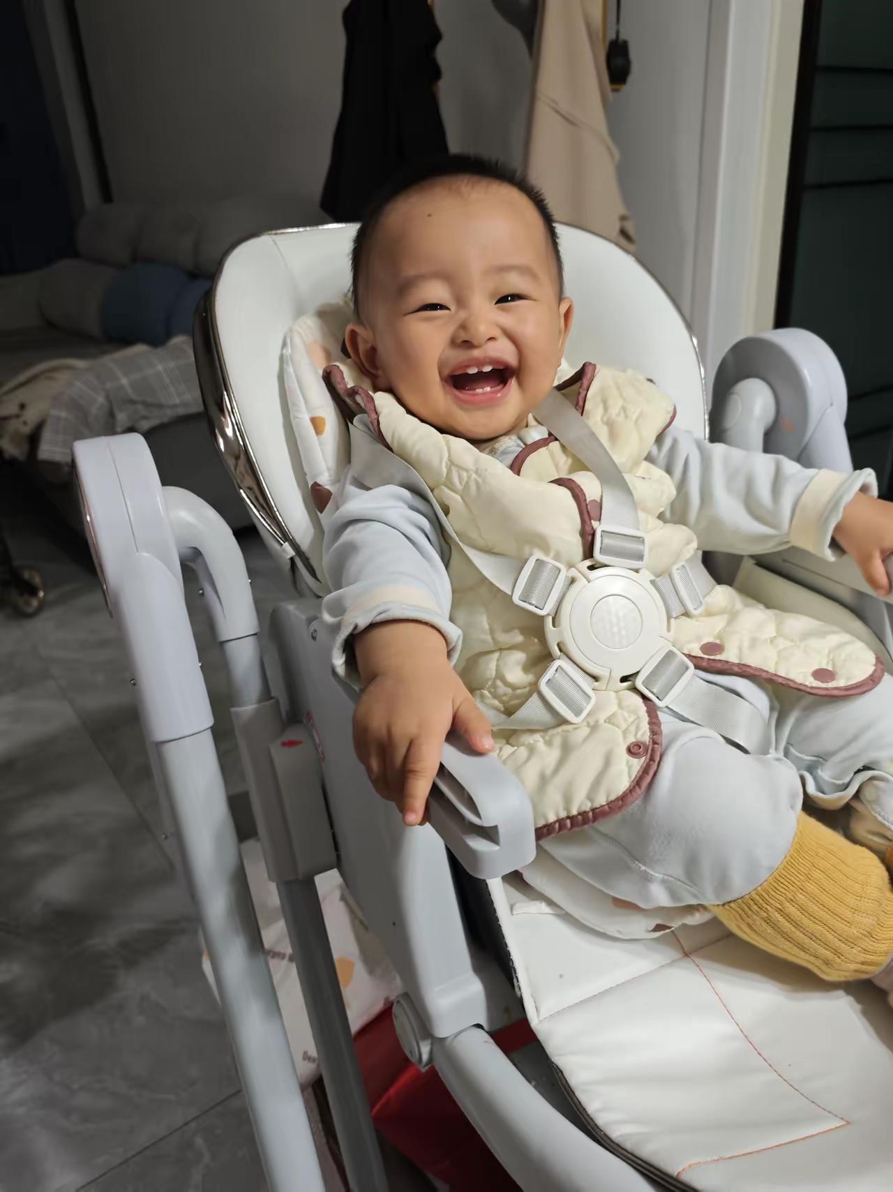 又能说什么呢？
没有孙子盼孙子，有了孙子变孙子，他的到来，彻底打破了原有的生活规