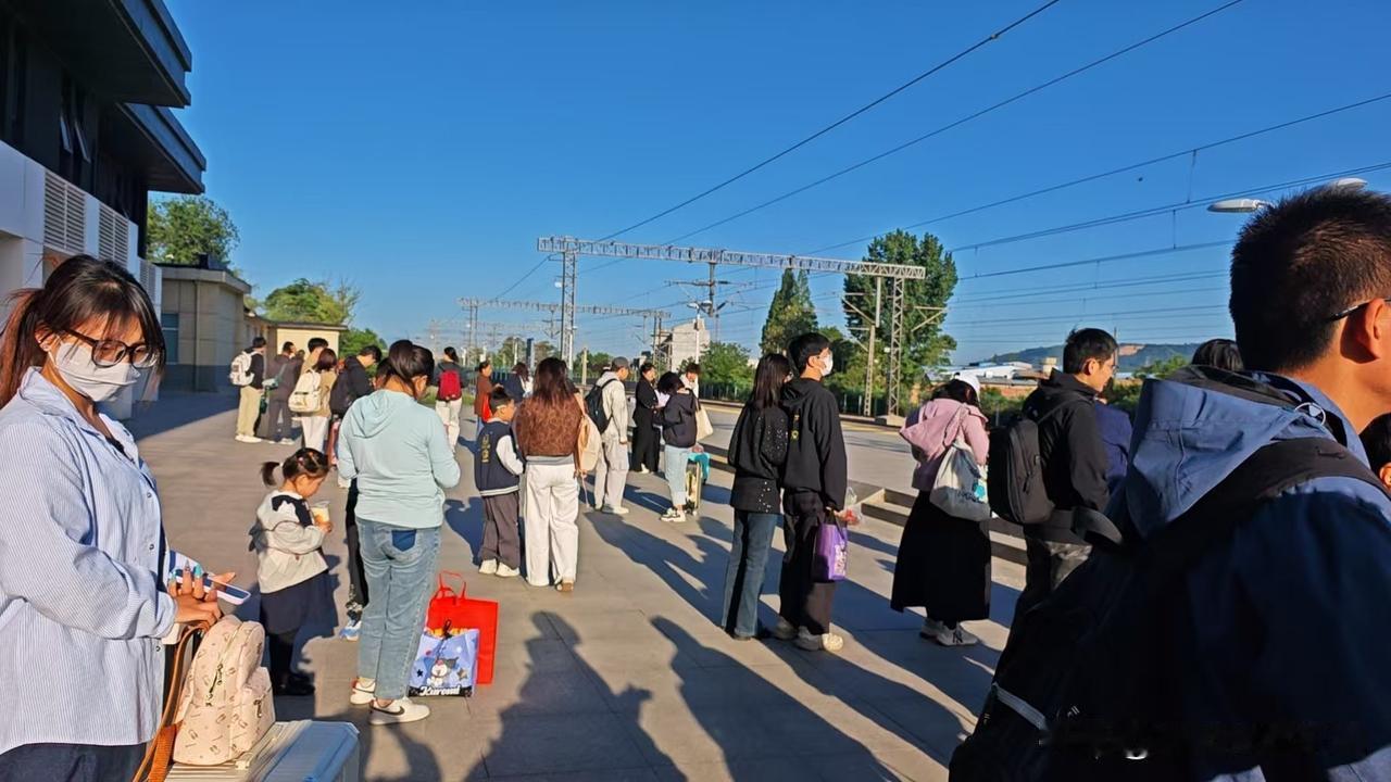 晒图笔记大赛年轻人都去哪了？返程动车上。