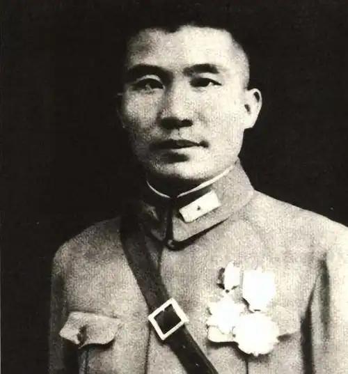 [太阳]1935年，王耀武得知手下俘虏了一个红军师长，兴冲冲的跑过去准备审讯，可