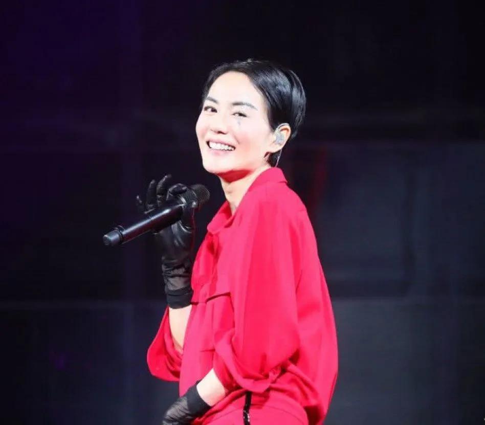 窦靖童演唱妈妈王菲的歌曲！

不知道妈妈王菲为什么没有来！

莫非有事耽误了。