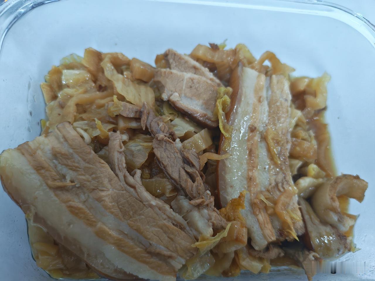 一个人的晚饭也要好好吃，自己在家里做的饭菜带过来一样吃的健康！

有荤有素，有凉