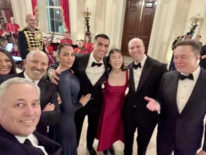 C罗在白宫与科技大佬们自拍