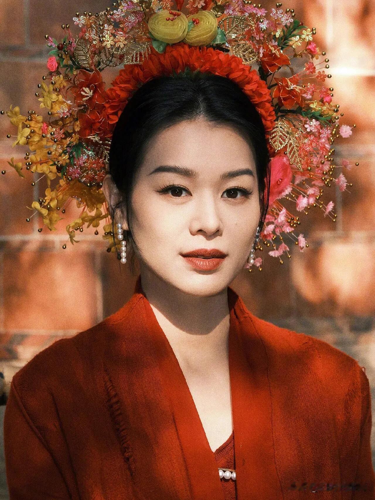 一枝红“杏”儿出墙来[偷笑]胡杏儿也来体验泉州的“簪花围”啦，簪花与红装相互映衬