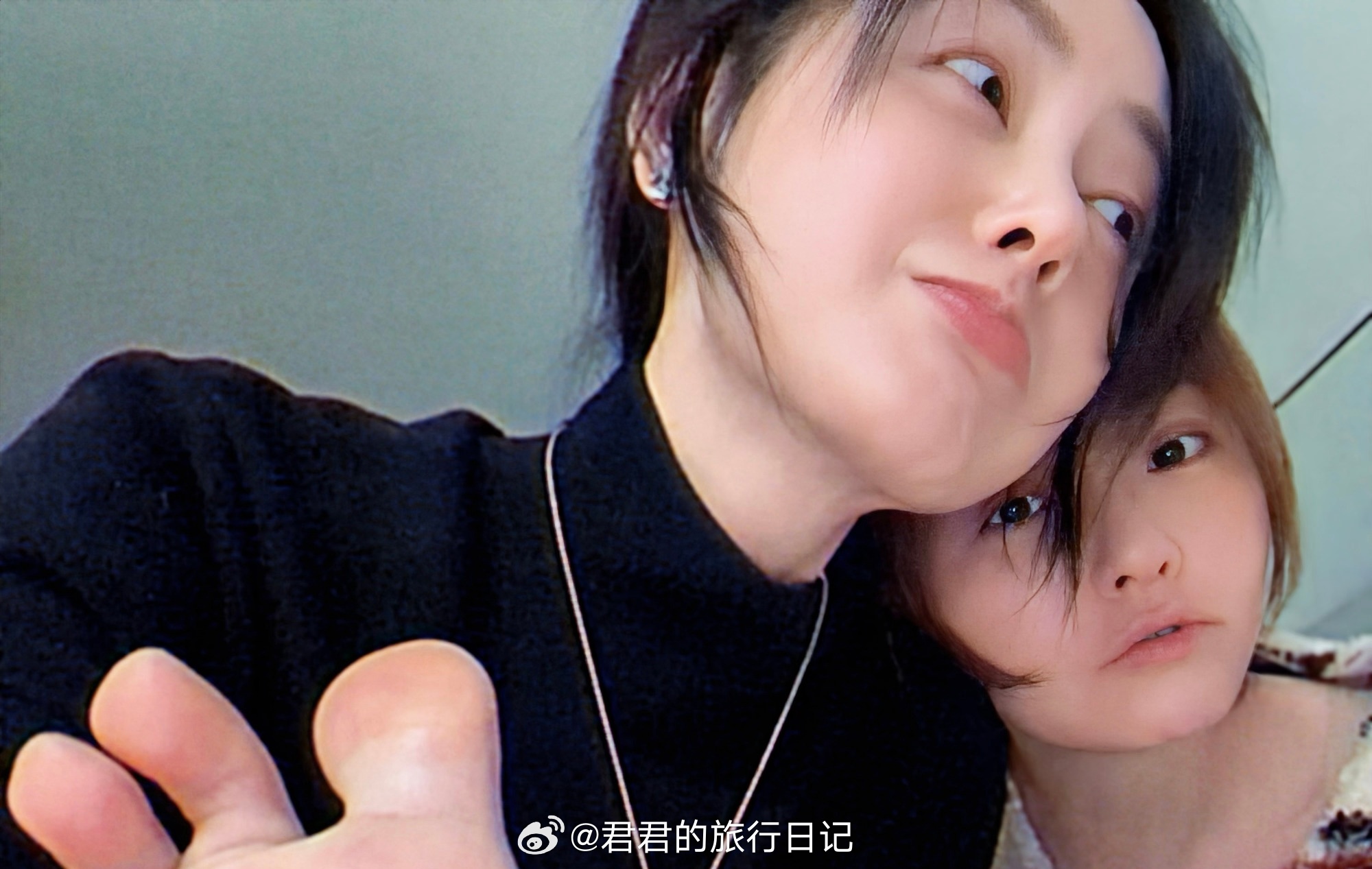 我看了半天，没看出来是谁。你们看出来了吗？ 