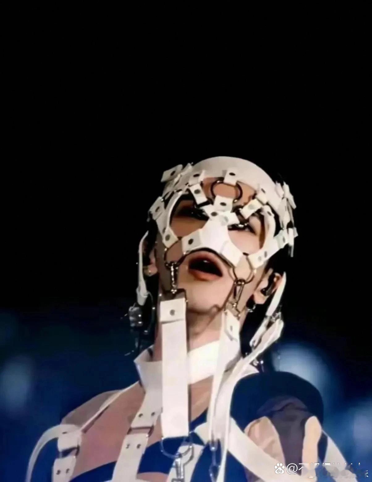 华晨宇这个造型不知道怎么评，主要怕他做法！ 