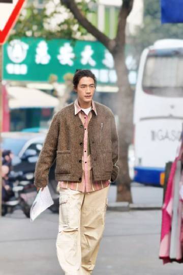 此沙 县城文学男主 此沙和李兰迪的《欢聚》路透一出来，就让我狠狠惊艳，这样的造型