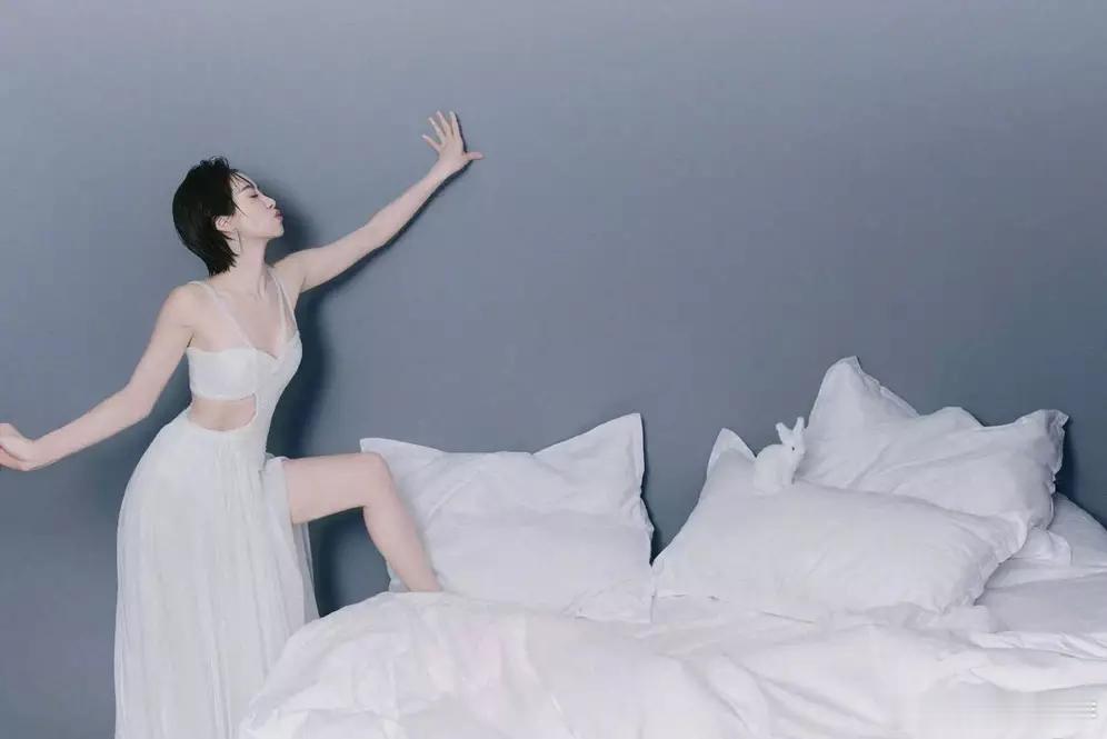 青青娱乐宋茜纱裙配兔耳发箍娇俏灵动 甜欲风造型元气满格 