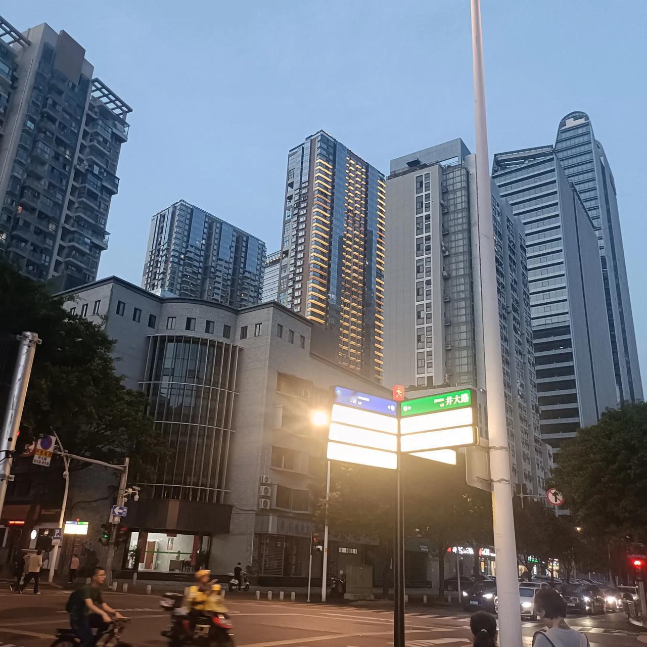 不要拿高楼大厦来说事，这让我想到很多人总是通过表面的东西去评判一个地方或者事物。
