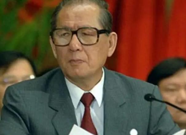 他曾担任3个直辖市市委书记，40岁官至副国级，43岁粉碎重大阴谋。从学徒工到国家