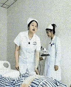 住院三天不吃饭的倔老头，一听"王阿姨"三个字，立马端碗！护士小李咋劝都没用，眼皮