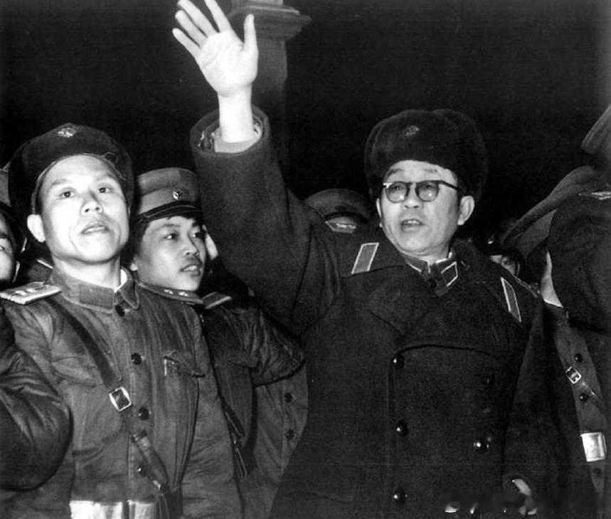 1959年1月总参谋长黄克诚在北京西直门车站欢送转业军人去北大荒工作历史影像