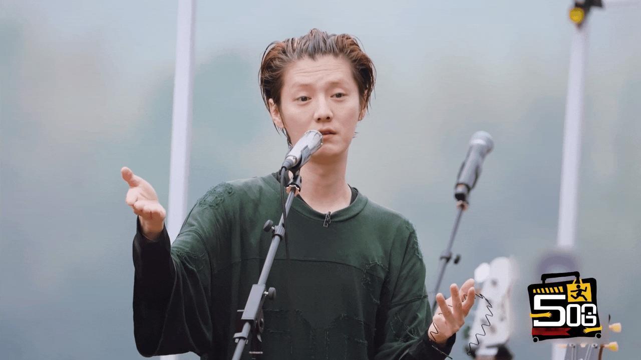 鹿晗36岁素颜状态鹿晗只有半截眉毛哈哈哈哈哈鹿晗下水前还是全妆，在水里扑腾完以后