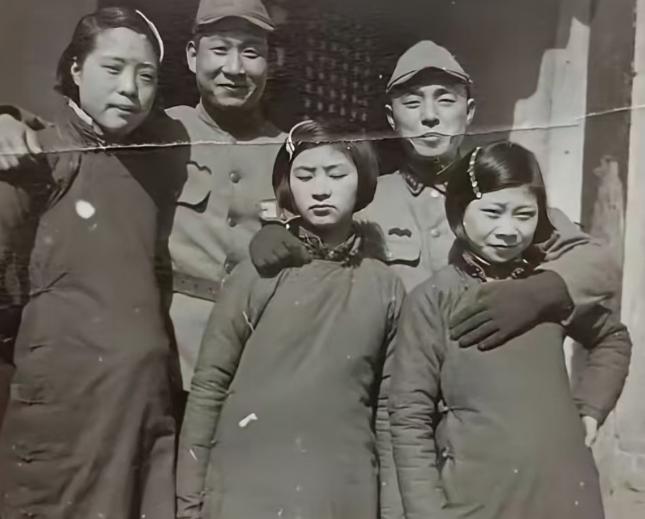 两个侵华日军，强迫三个慰安妇与他们合影，看看这两个日寇的嘴脸，淫荡又得意。
 