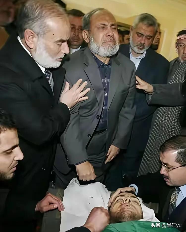 美以突袭伊朗，造成伊朗最高领袖哈梅内伊殉难，一同身亡的还有：
伊朗国防委员会秘书