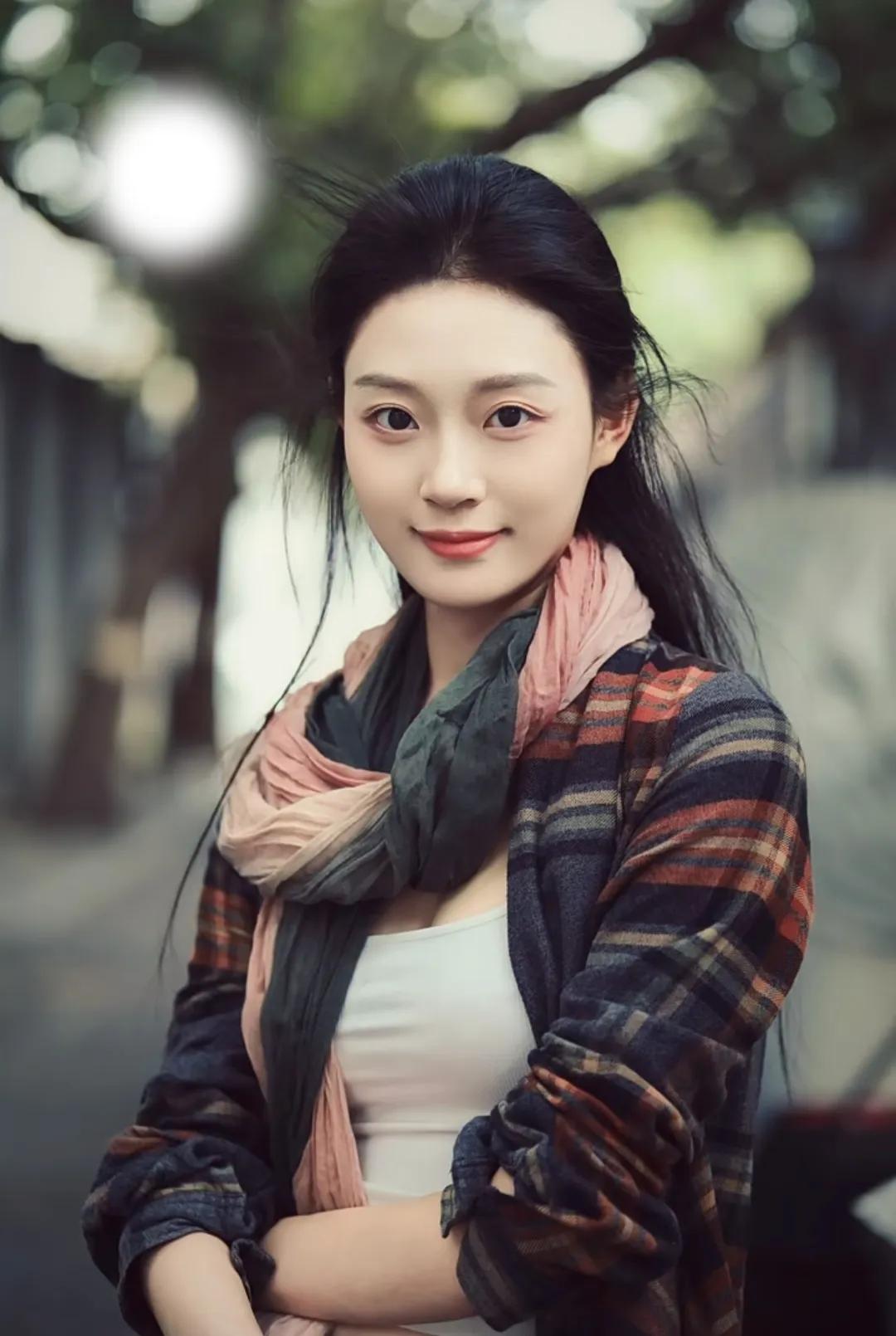 🕊️今晚上的风好美 月亮上写诗 我在落雪时写诗 提笔无风无月 

今晚我不想写