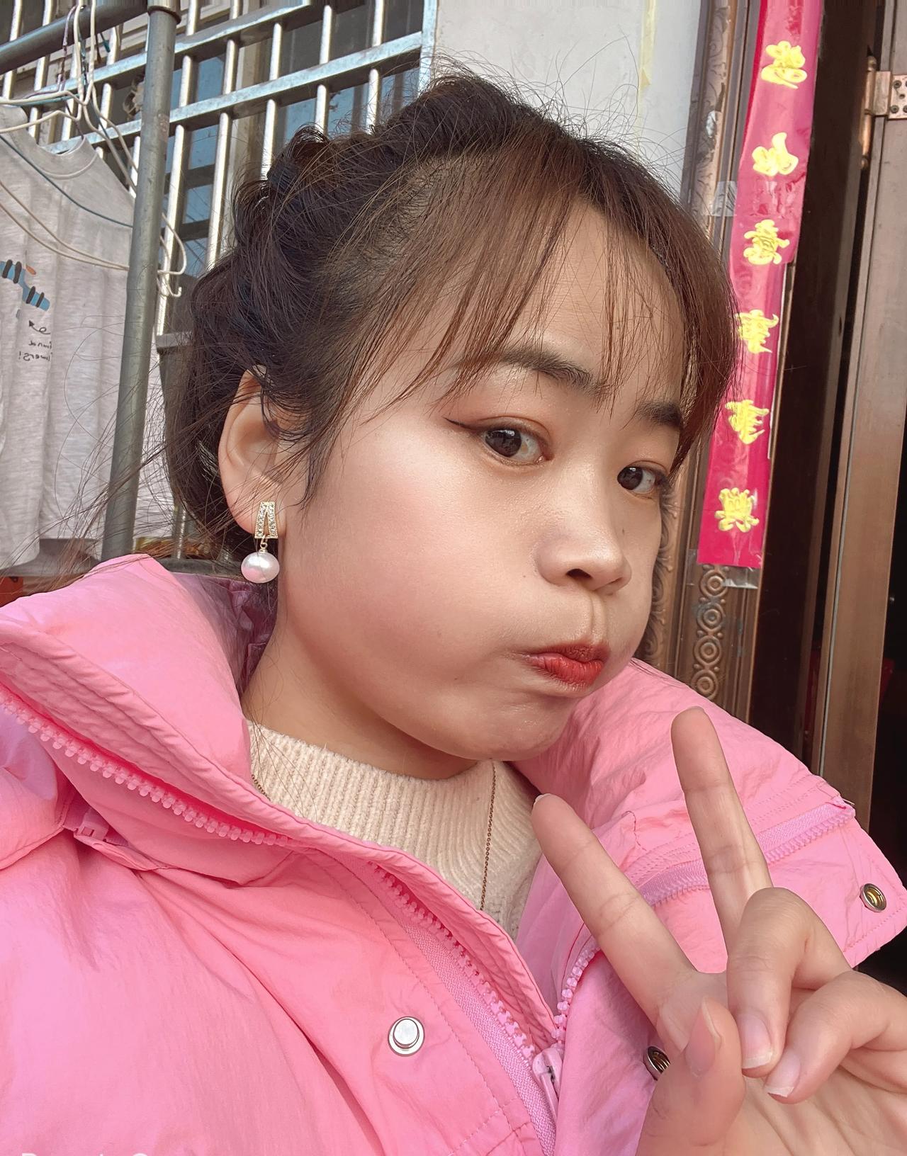 家里今天一直停电，不更新视频了哦，我手机马上也没有电了，凑合来个自拍[呲牙]