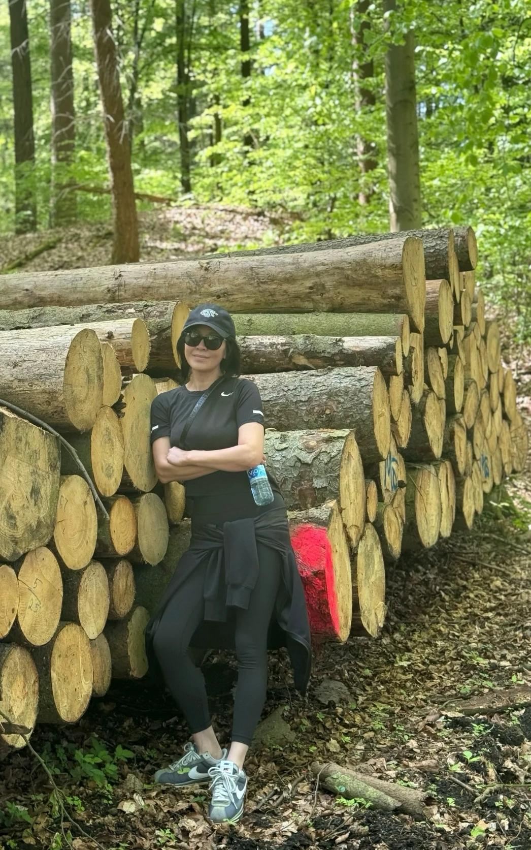 刘嘉玲分享登山照
女神之所以是女神真的有迹可循
不是在锻炼身体就是在锻炼身体的路