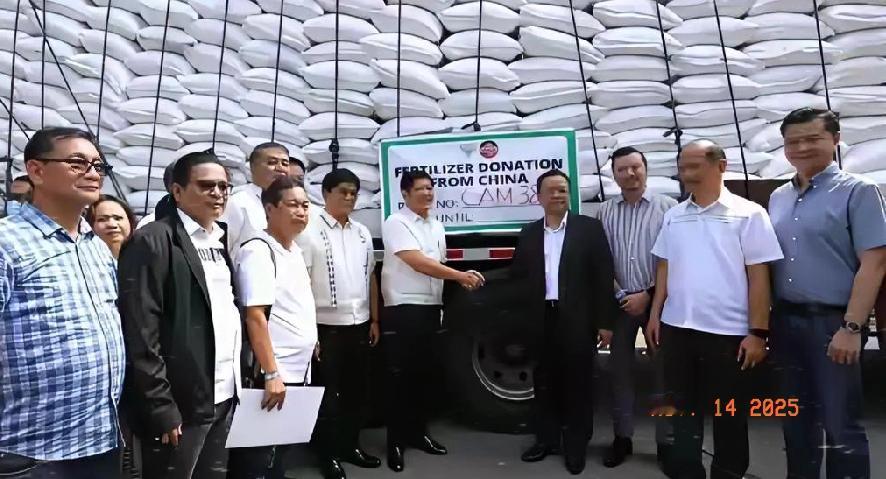 给菲律宾捐款捐物引热议！
有人说，捐款捐物不图回报，可有些人捐款捐物却不被感谢，