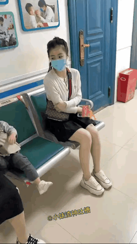 医生也拿这东西没办法，直接去消防队人家消防员分分钟就帮她把这东西拿下来了😂