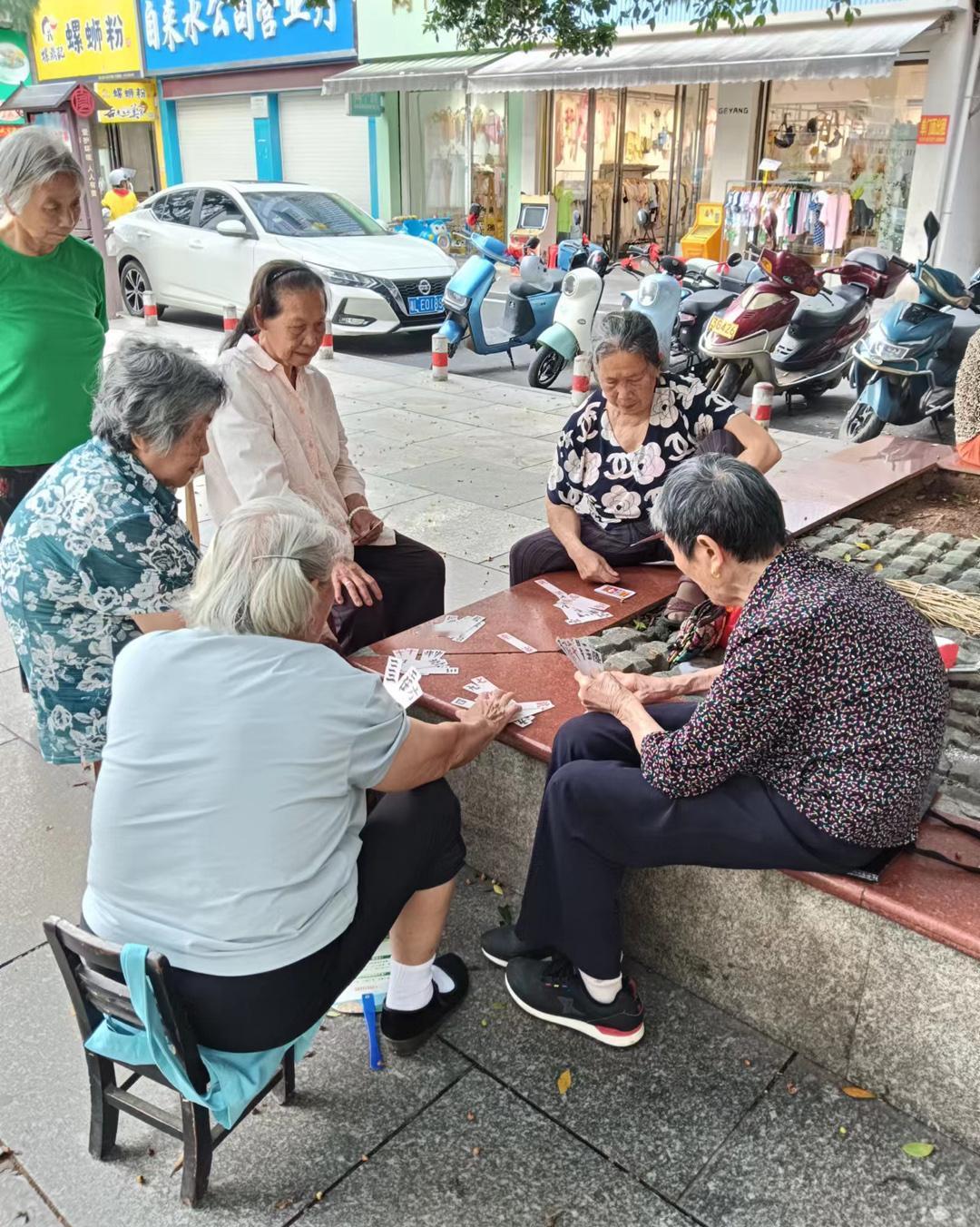 一个40岁的中年人，这样的生活状态，不知道有没有拖80后的后腿？
1985年出生
