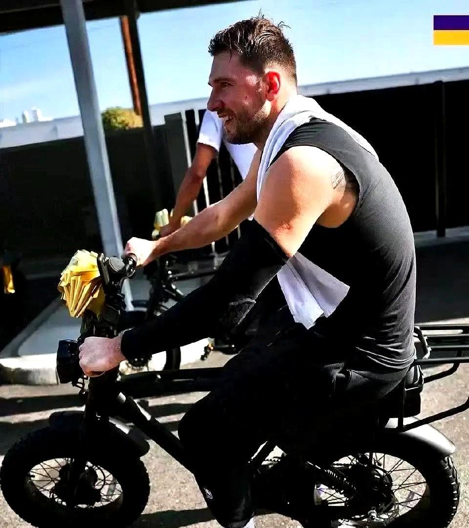 湖人球迷最怕的，竟是东契奇真来了。

今年2月，独行侠突然把26岁的东契奇送到湖