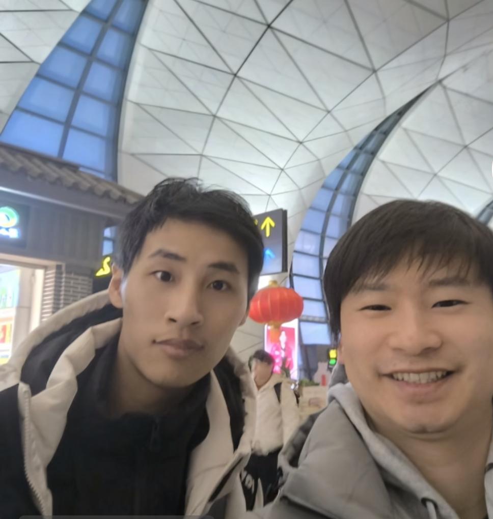 张云鹏见到高洋安全感瞬间就有了，5分钟之前刚说自己一般在飞机上睡不着，因为太吵了