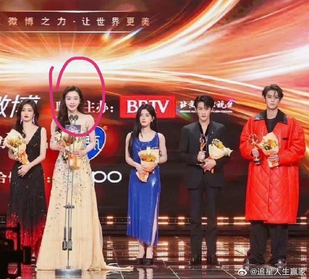 宋轶怎么那么高[期待][期待][期待]从来没想过宋轶是这么大一只的！！每个人的身