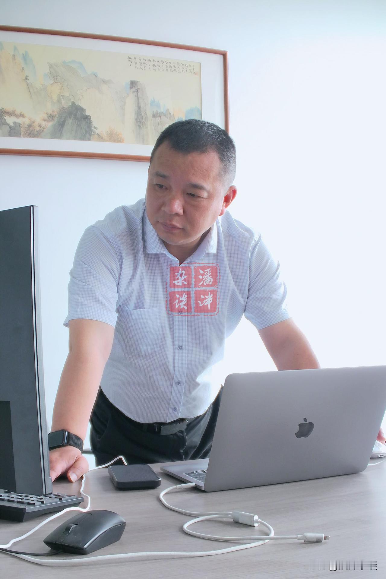 “没事”这两个字，像一块柔软的石头，压住了所有翻涌的委屈。我望着你，千言万语在喉
