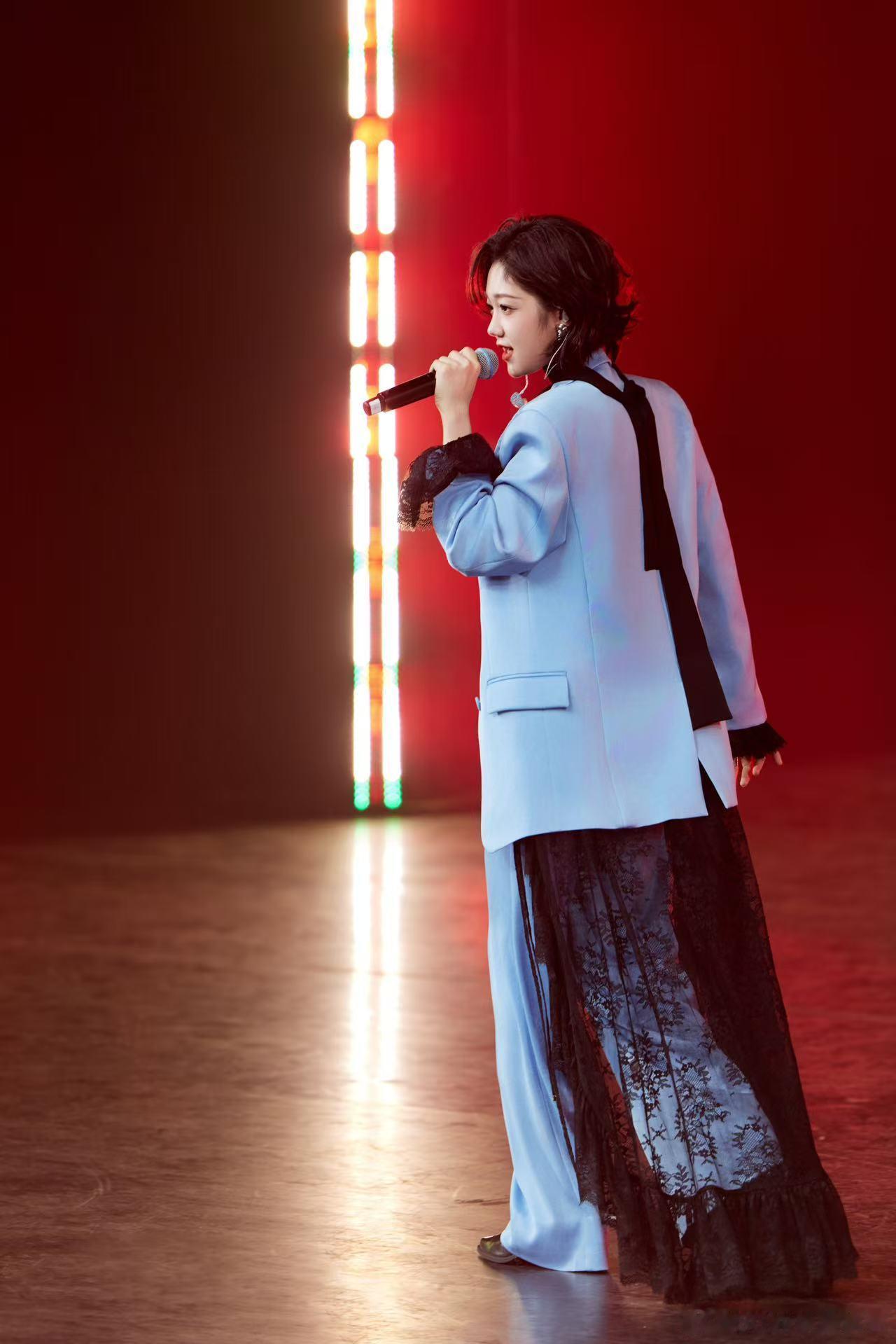 谁被 的校园新造型美到？清浅蓝调套装自带青春柔光，利落线条衬得气场全开，助阵上海