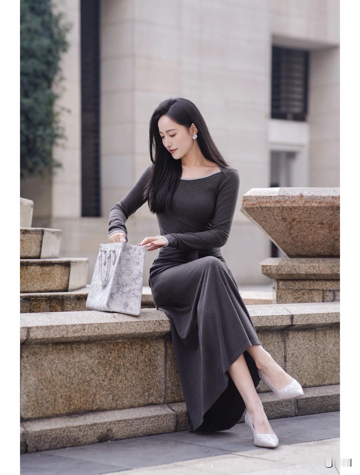 另外，有自己兴趣爱好的女生也很迷人。喜欢画画的女生，沉浸在创作中专注的样子，超有