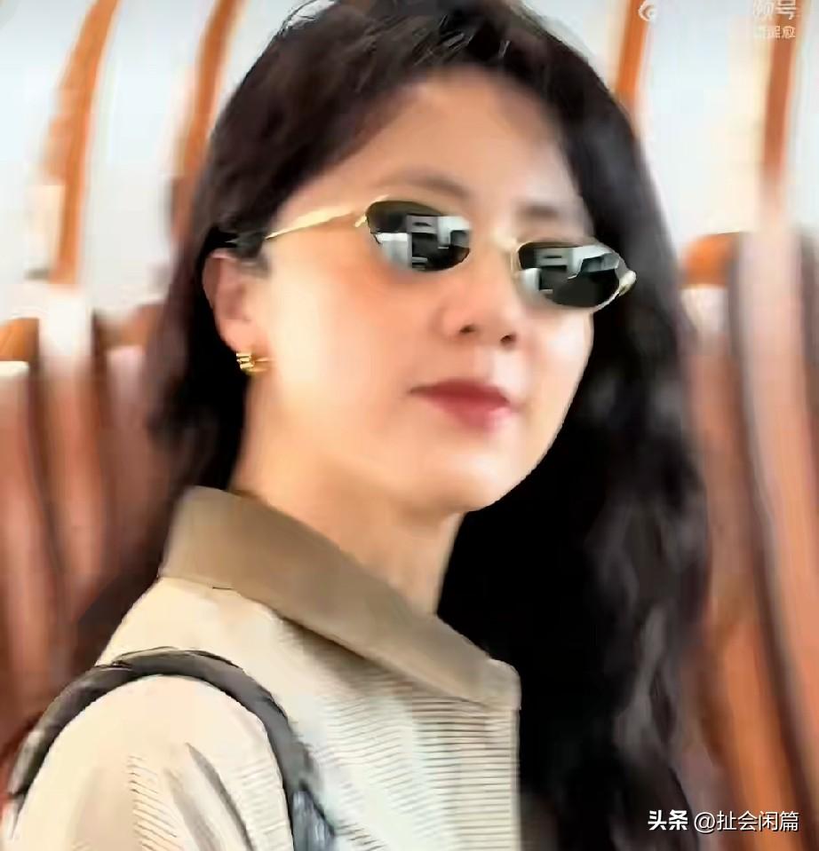 孙俪领着二女儿和儿子在机场被拍摄，12岁的二女儿就像一个明星一样，非常有气质。