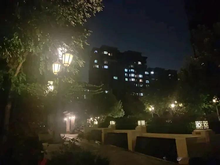月到中秋分外明
人到中秋情更浓
愿得年年，常见中秋月~
  [玫瑰]   [玫瑰