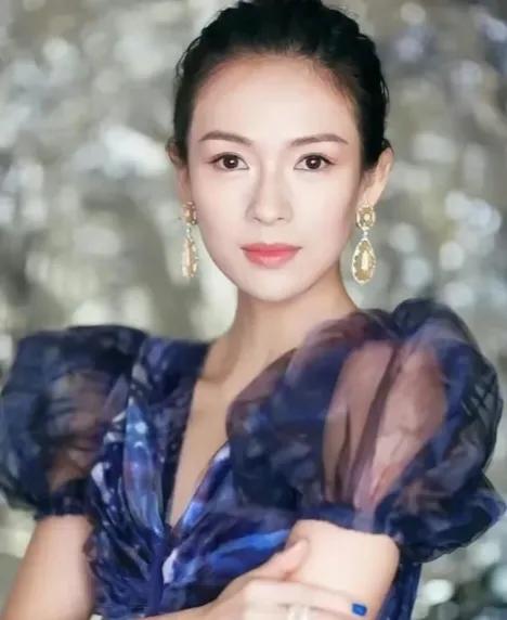 以前就听说，童瑶和章子怡很像，我还不相信。
今日一见，果然名不虚传。童谣长的是真