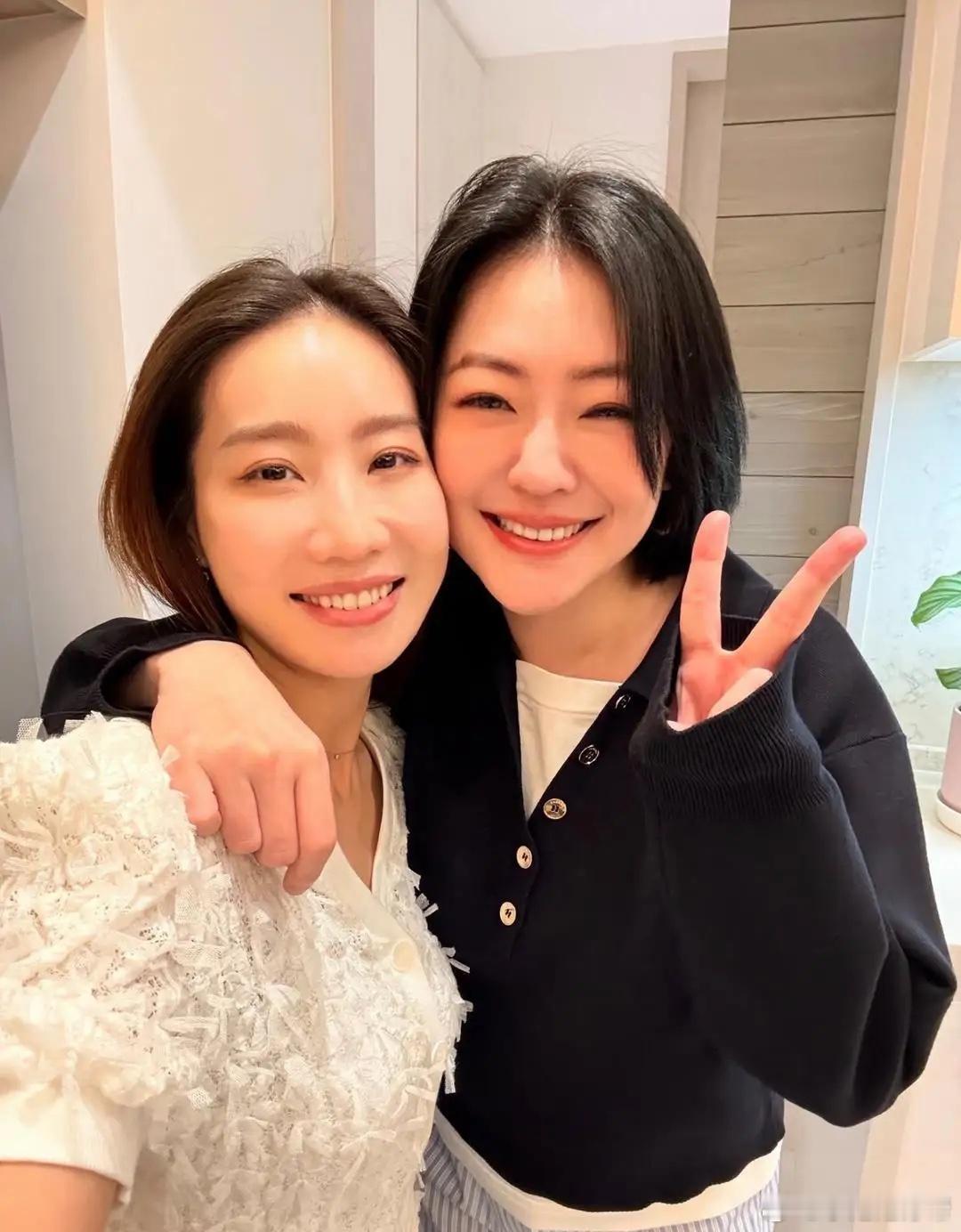 47岁小S到朋友家里聚餐喝酒，酒后醉意朦胧，她整个人看起来心情容光焕发，气血红润