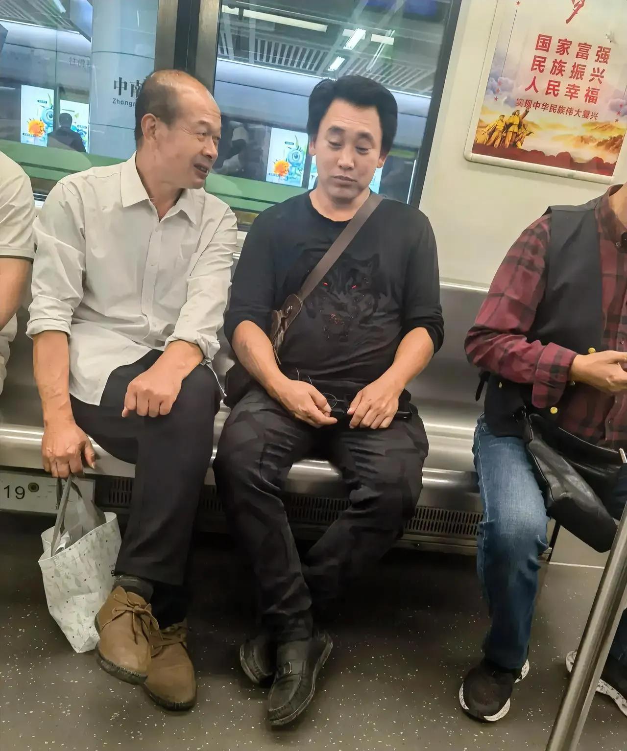 国强：加印老弟，你咋溜出来了呢？
加印：处理烂尾楼。
国强：你的爱马仕皮带呢？
