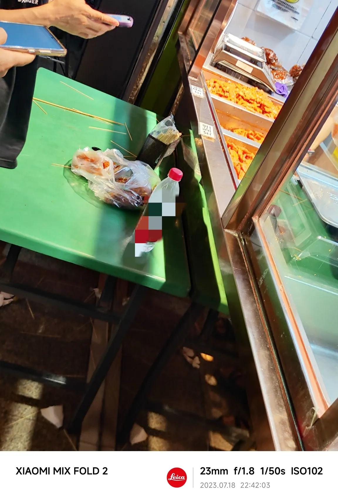 第一次见辣条按斤卖，一直以为只有河南湖南的生产消费辣条的大省
没想到银川更牛，都
