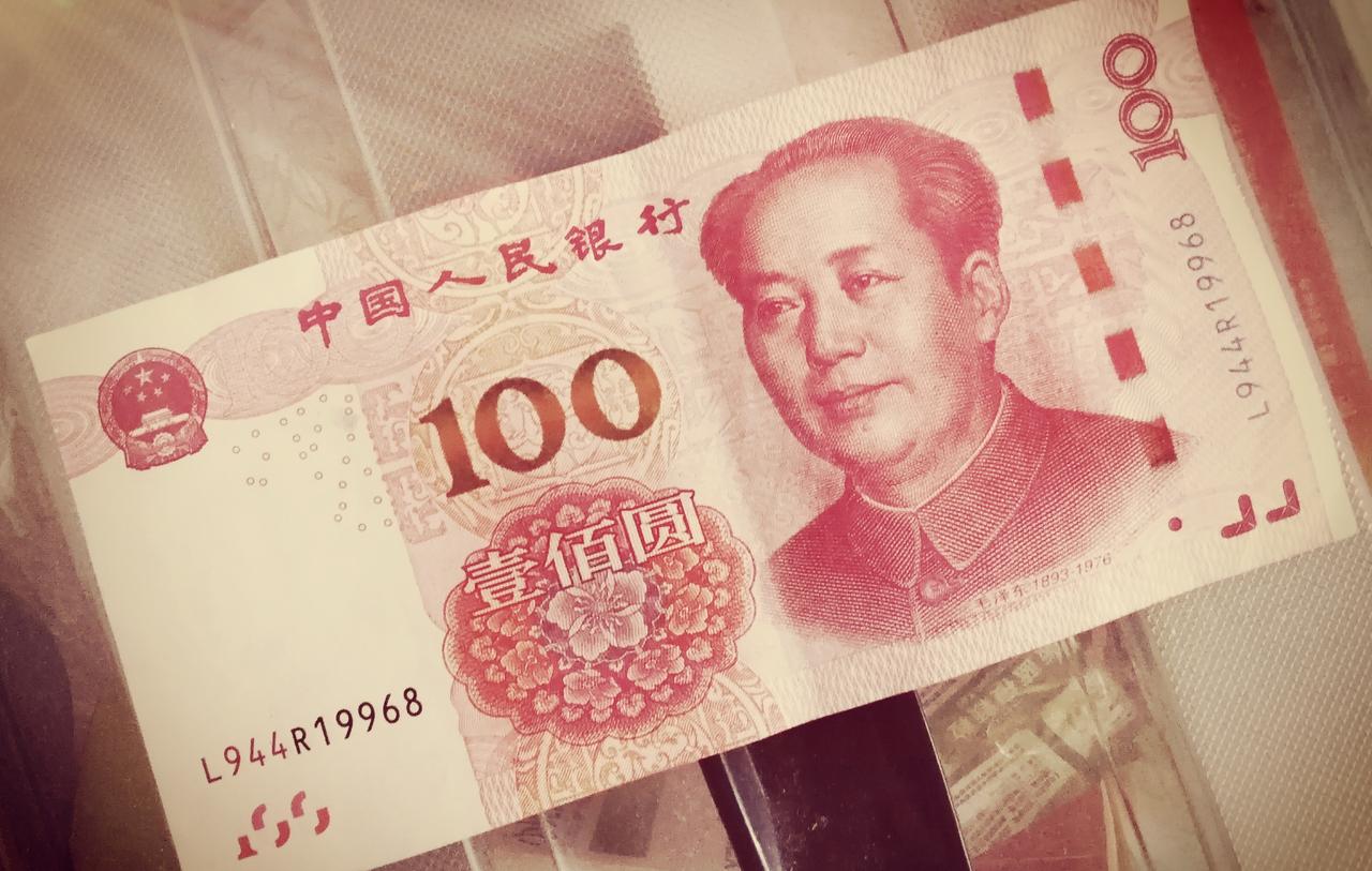 我是宝妈，老公给我的零花钱舍不得花，偷偷存起来，结果都借给朋友了，然后她债务缠身