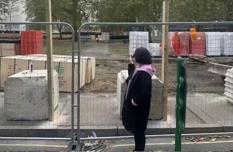小S有时间跑到伦敦去看姐姐的纪念椅，后来没看到就大哭了一场。

姐姐的墓地就在小