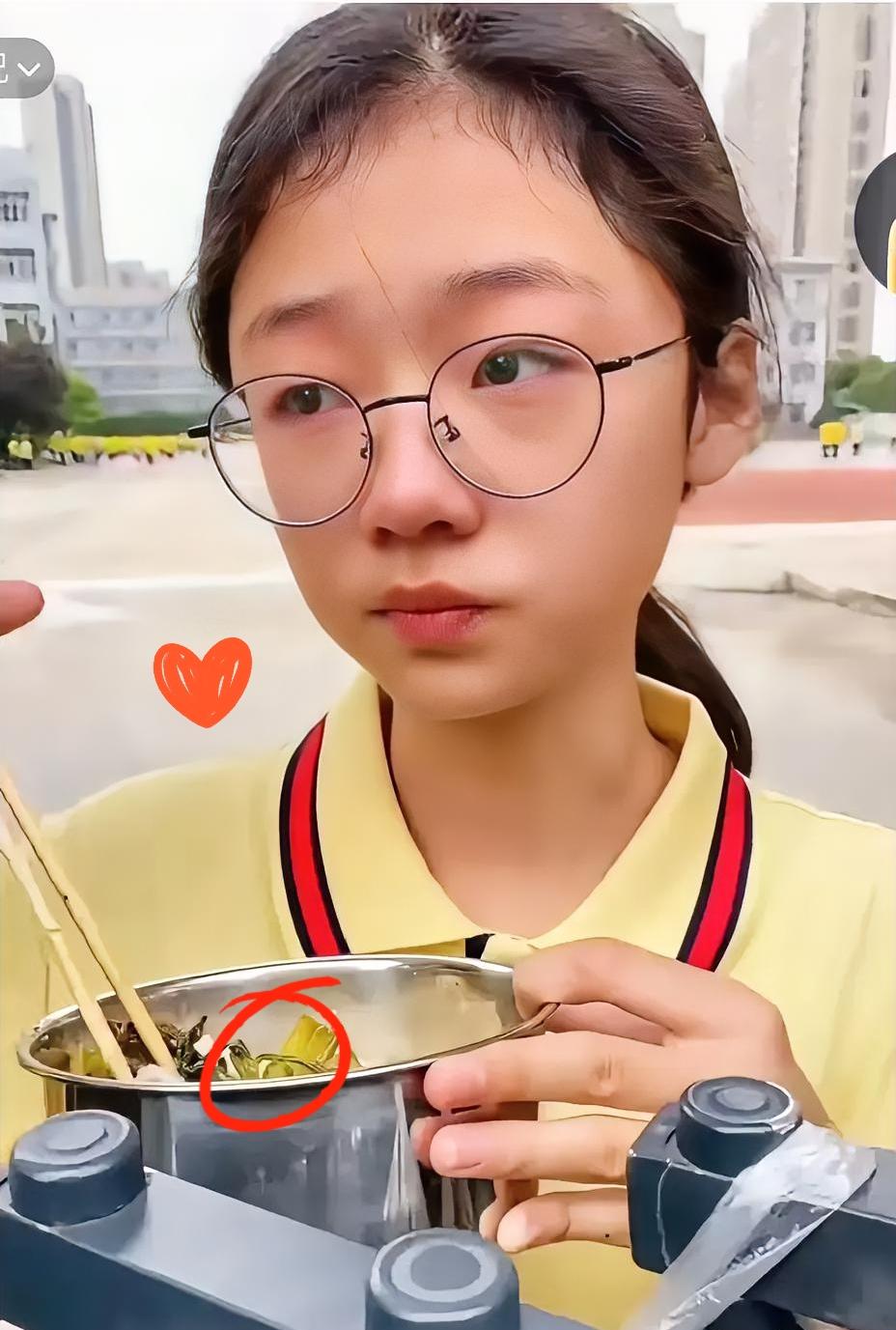 695分，北大录取通知书送到河南那个小院时，全村都炸了。

可谁又记得14年前，