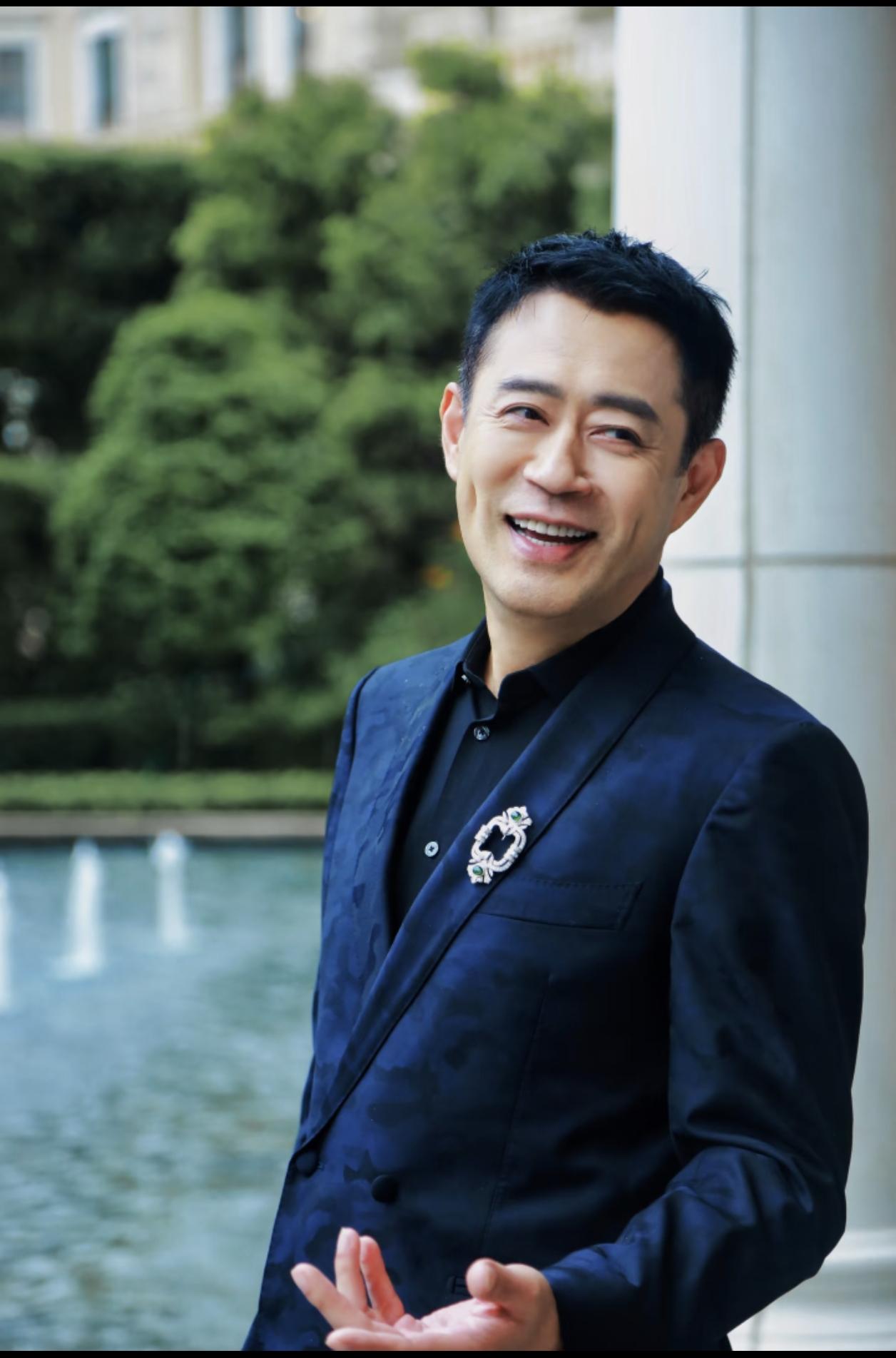 刘钧做梦也没想到，
自己演了这么多年戏都没火，
竟然业余跳个广场舞就火了，而且还