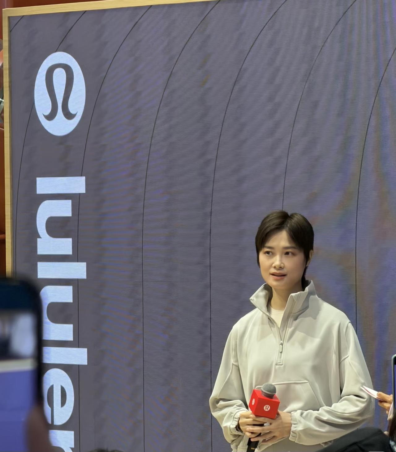 上海进博会偶遇李宇春，印象中的他打扮中性有个性人气很高，没想到本人长得意外的好看