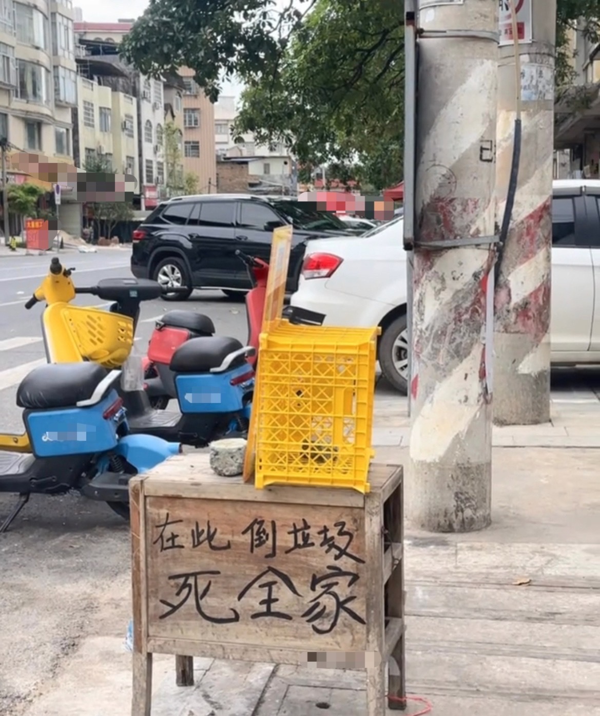 【玉林某地路口摆放诅咒乱丢垃圾标语】5月19日，网友爆料称：玉林市某地的一个路口