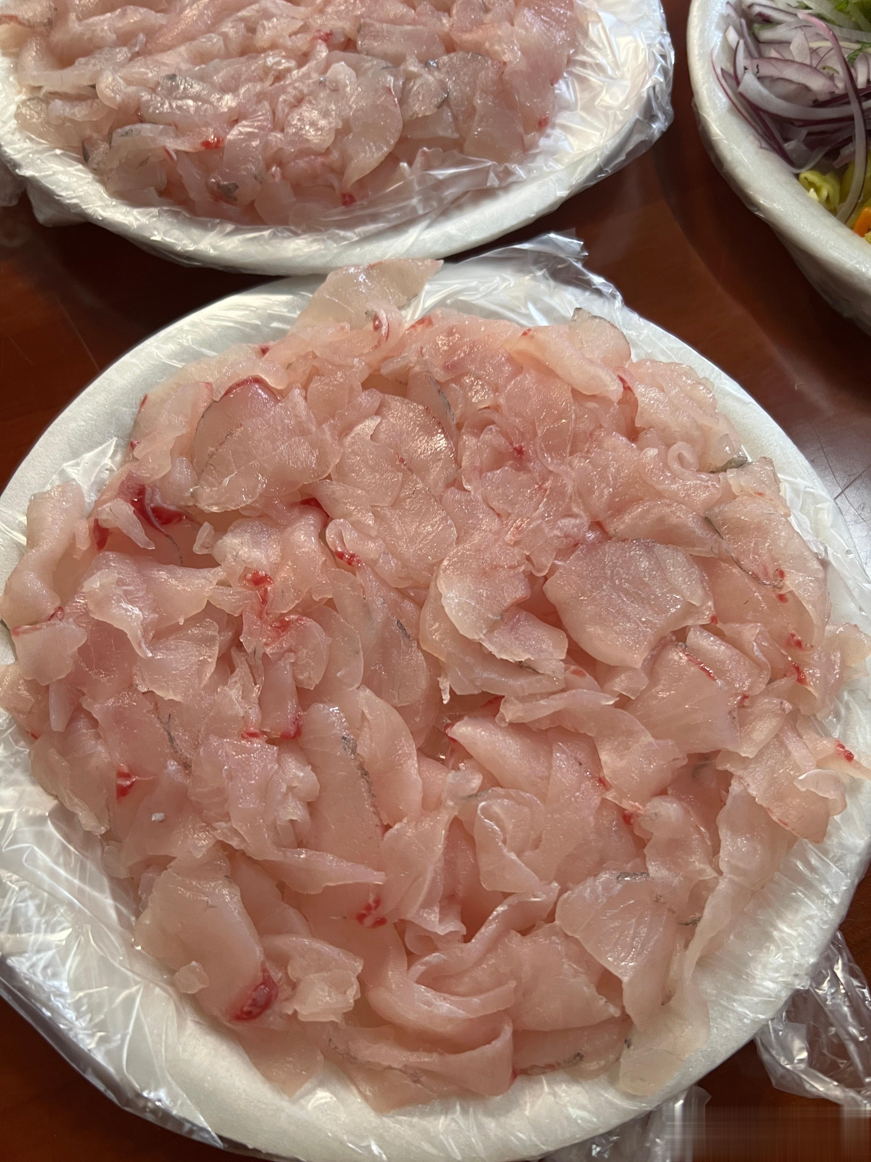 #晚餐# 生鱼片，碟子里拌的是 甜 咸口味的，碗里的是 咸 酸口的，鱼头 鱼骨煮