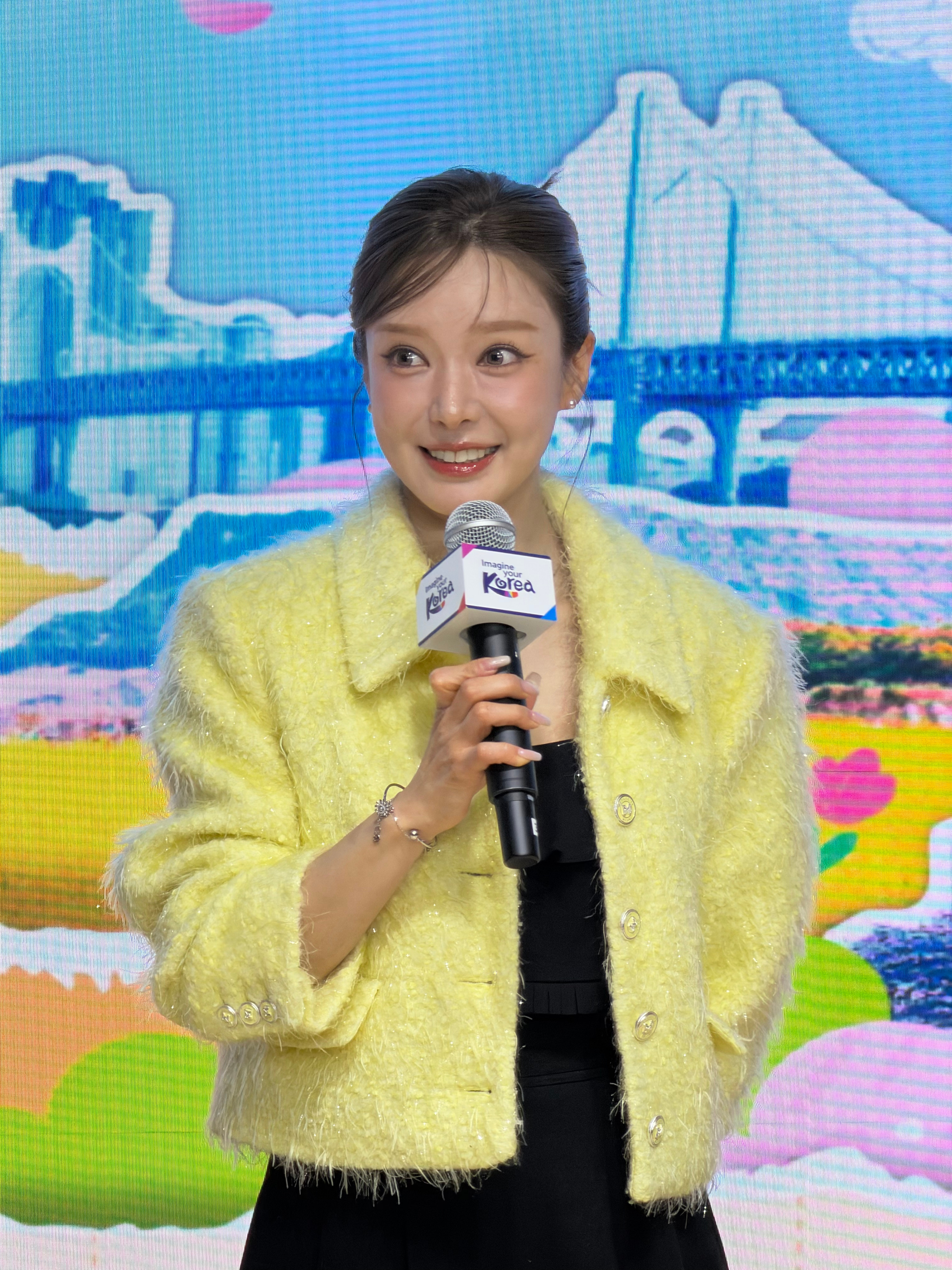 美鼠了！记得在疫情的时候，每天晚上都得看他们的舞台才能睡觉。那个时候特别的迷。没