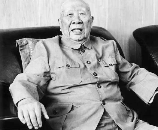1984年，开国中将曾思玉退休后，到大连一水库钓鱼，钓着钓着，水库负责人走了过来